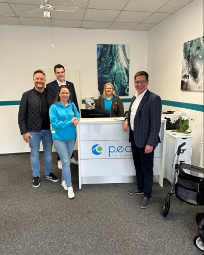 Der Bürgermeister der Stadt Sankt Augustin Dr. Max Leitterstorf (1.v.r.) und der Geschäftsführer der WFG, Benedikt Bungarten (2.v.l.) mit dem Team von pedics bei der Eröffnung.