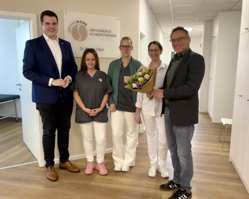 Die Geschäftsführer der WFG, Benedikt Bungarten und Rainer Gleß, gratulieren Dr. Kerstin Orpel und ihrem Team zur Eröffnung